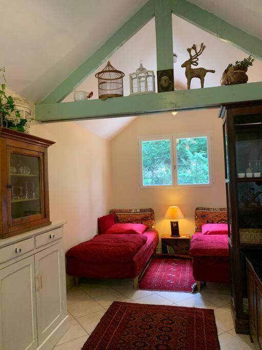 Maisonnette En Clairiere De Foret Gambais Екстериор снимка