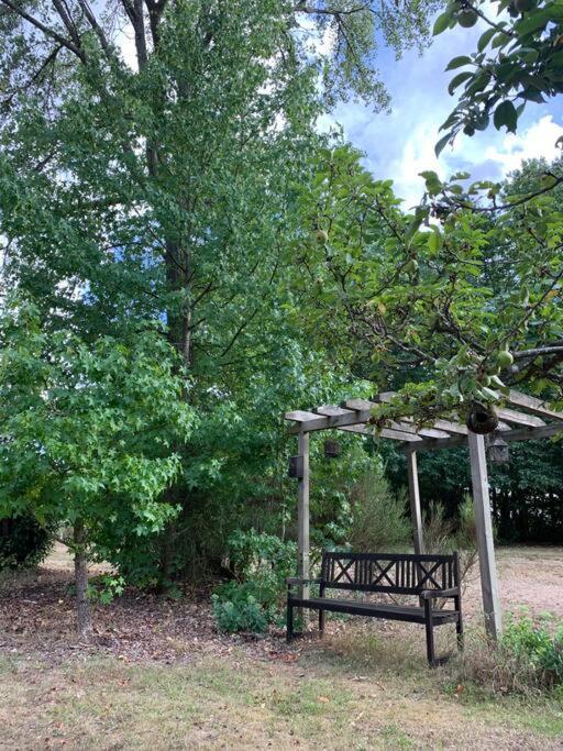 Maisonnette En Clairiere De Foret Gambais Екстериор снимка